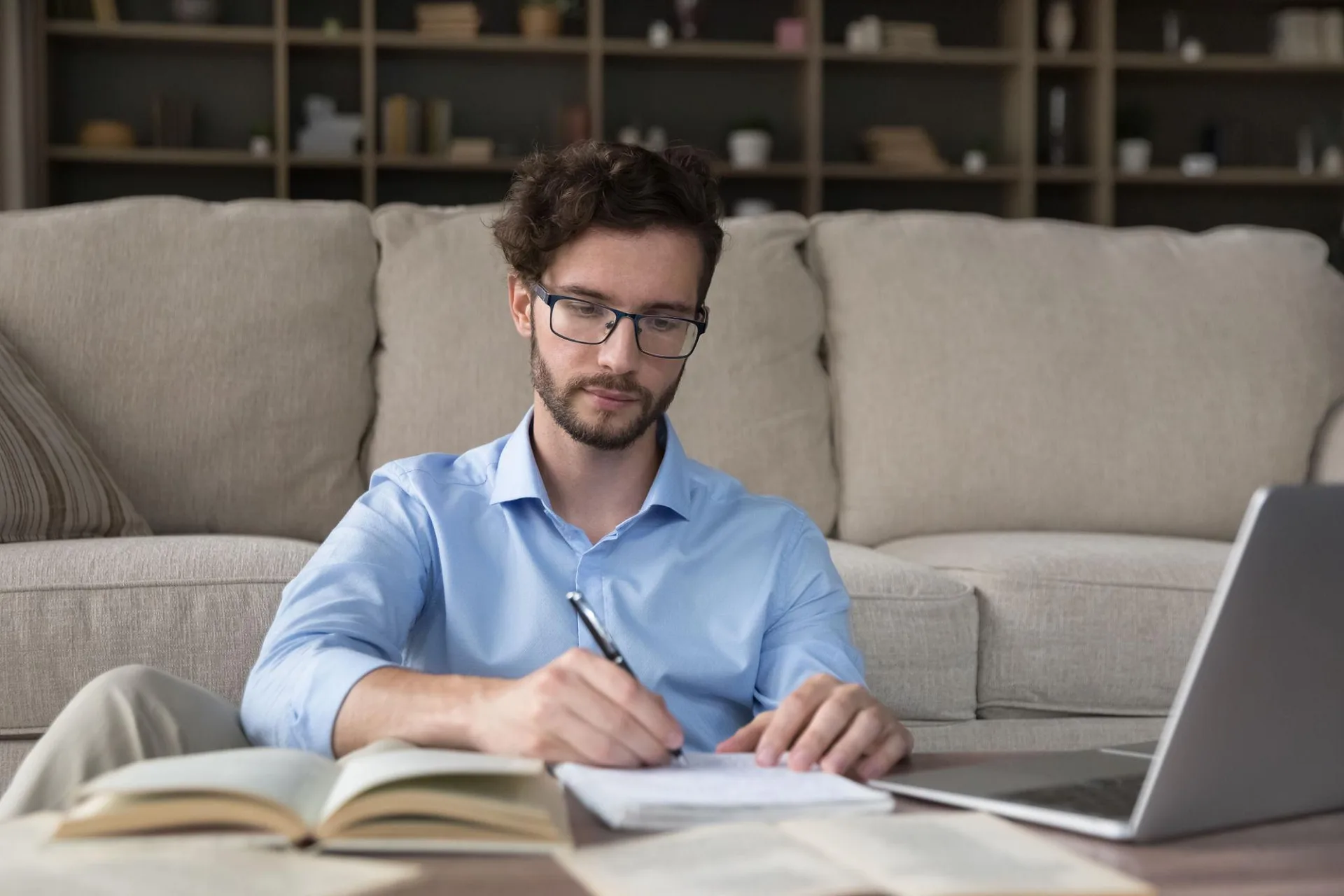 Mann schreibt auf Notizblock