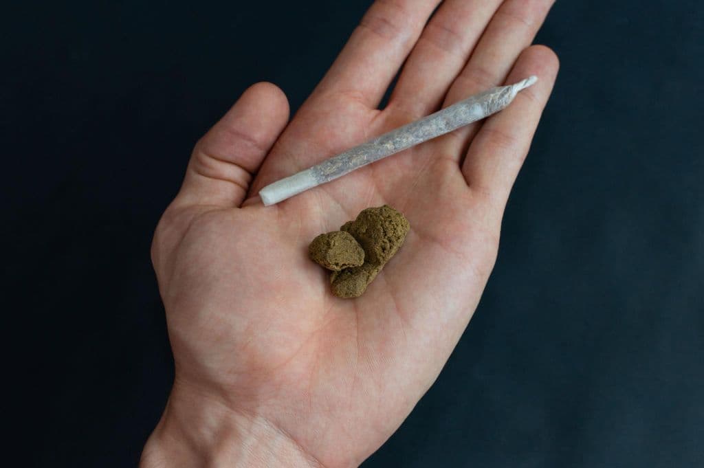 Haschisch und Joint in Hand